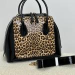 Сумка женская кожаная черная с принтом FM1156L