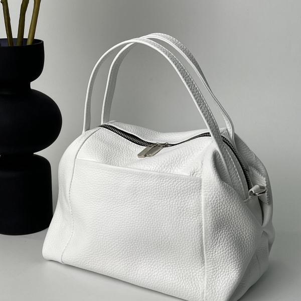 Белая сумка: 25 примеров как усовершенствовать любой лук