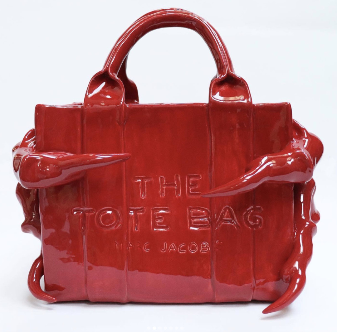 От голубя до мусорного пакета: 8 самых странных сумок за историю моды